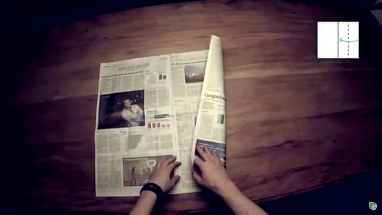 Pegue uma folha de jornal e marque a metade da página da direita, no sentido vertical