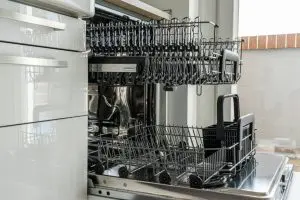 Máquina de lavar louça branca na cozinha