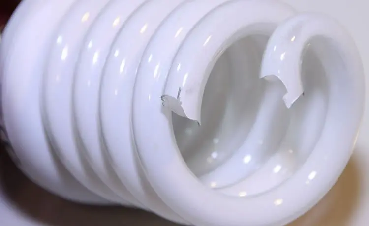 Lâmpada fluorescente quebrad Lâmpada fluorescente quebrad