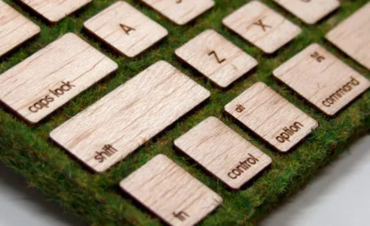 teclado de madeira sustentável e decorado com musgo