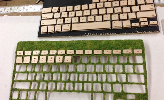 teclado de madeira sustentável e decorado com musgo
