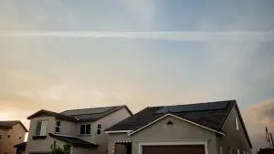 Casa com painel solar