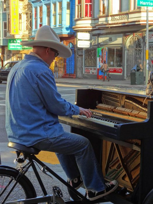 Músico une piano antigo e triciclo