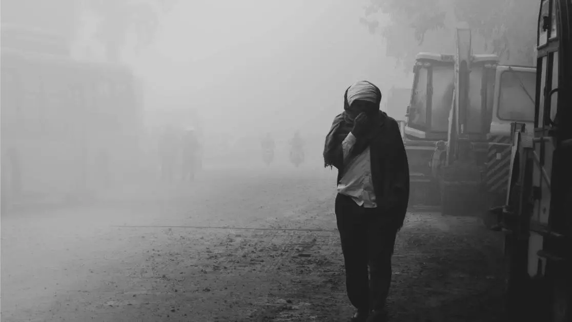 mulher na rua em meio a poluição