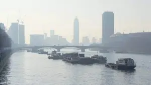 Cidade com céu poluído