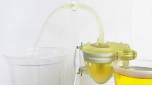 O atuador de batimento cardíaco artificial bombeando urina