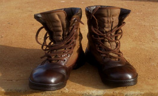 Existem formas sustentáveis de limpar as manchas do couro de sua bota