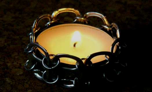 Com apenas alguns anéis é possível fazer um suporte para velas