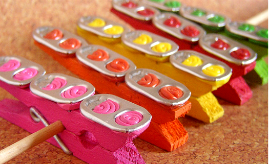 Anéis de latas decoram prendedores de roupas coloridos