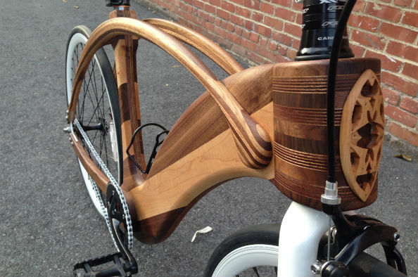 Bicicleta feita de madeira