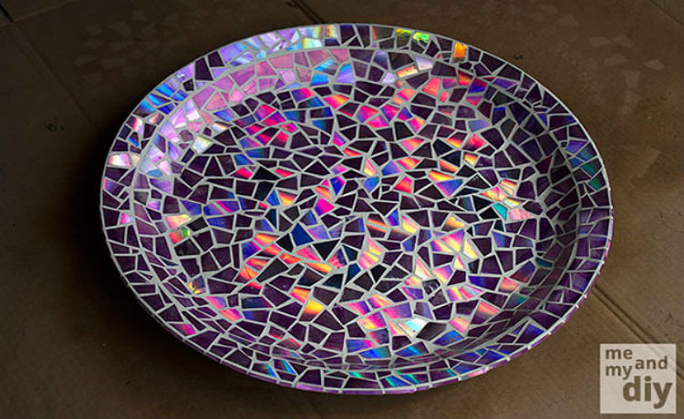 Antigos CD's que transformam pratos em mosaico