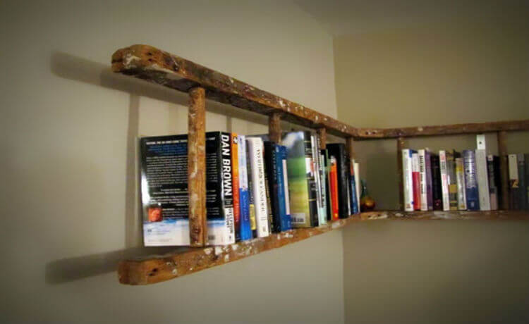 Transforme uma escada em estante para livros
