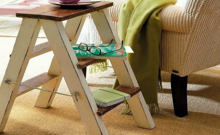 Reutilize uma escada velha em uma mesa lateral para o sofá