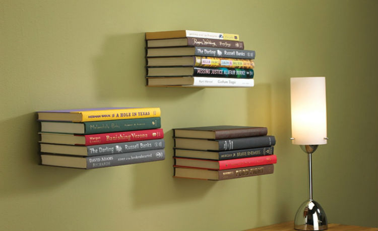 Pendure os livros de forma organizada e discreta