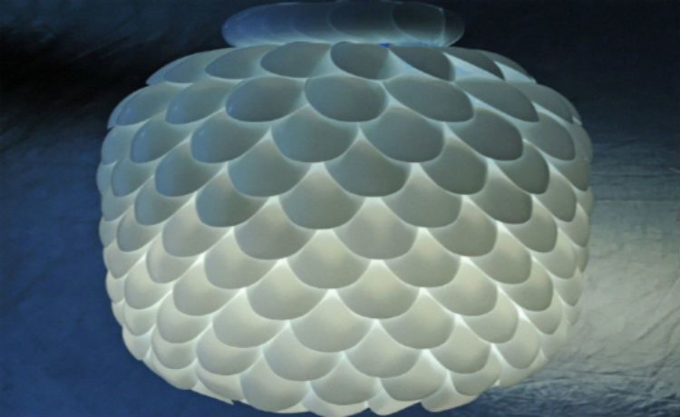 Luminária feita de colheres de plástico