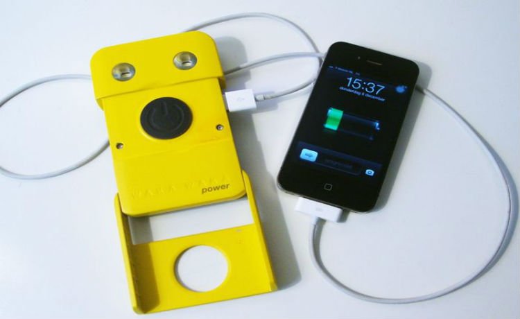 Waka Waka carregando smartphone