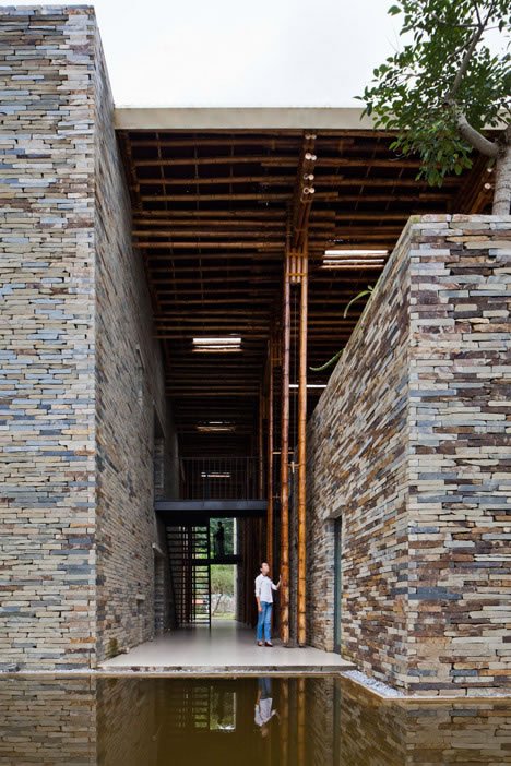 Exterior do restaurante construído com bambus e pedras