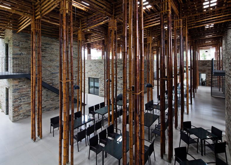 Restaurante construído com bambus e pedras