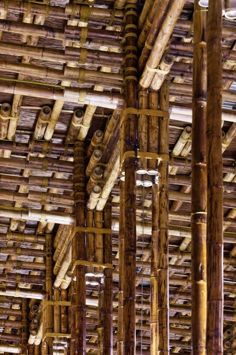 Restaurante construído com bambus e pedras