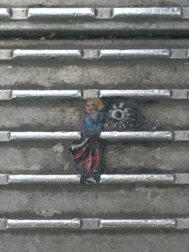 chicletes jogados nas ruas como matéria-prima de suas pinturas