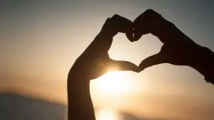 coração feito com a mão