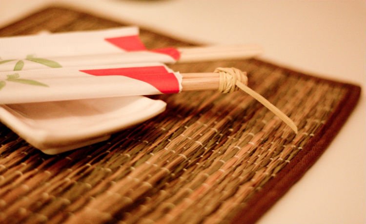 Usar palitos de comida japonesa (hashi) descartáveis