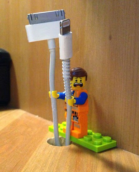Organize os cabos de aparelhos eletrônicos usando Lego