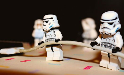 Organize os cabos de aparelhos eletrônicos usando Lego