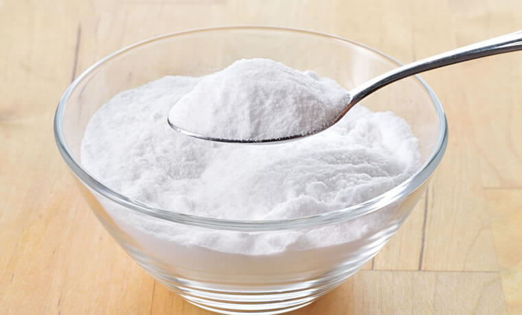 Bicarbonato de sódio e água ajudam a limpar o ferro de passar