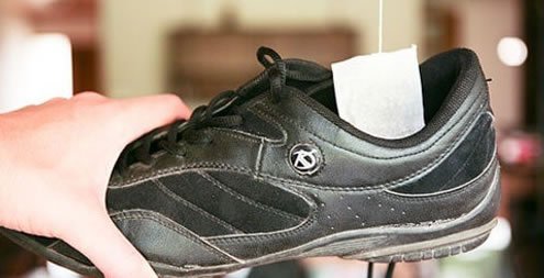Colocar saquinhos de chá secos nos sapatos para tirar odores