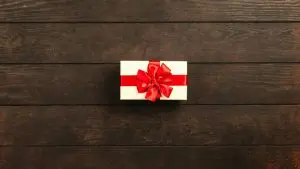 presente em mesa de madeira