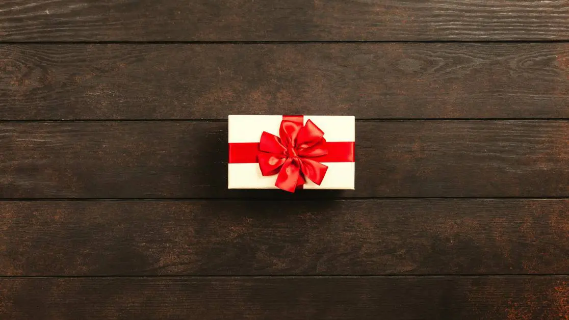 presente em mesa de madeira