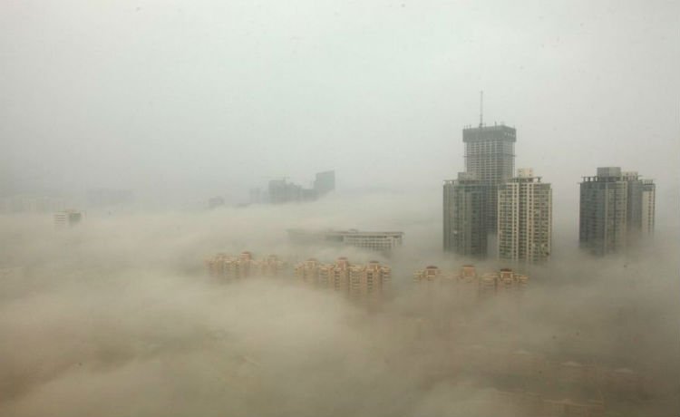 Prédio em Pequim cercados pelo smog