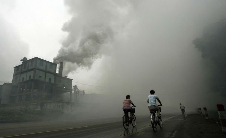 Poluição de fábrica em Yutian, 100km de Pequim
