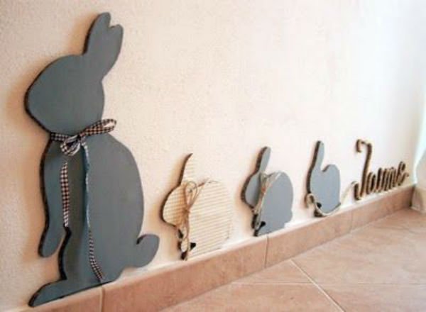 Coelhos de papel preso na parede