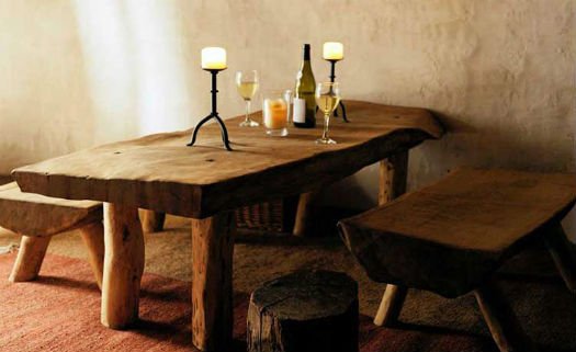 Mesa feita com materiais rústicos