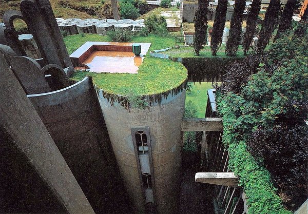 Antiga fábrica de cimento é transformada em "castelo verde"