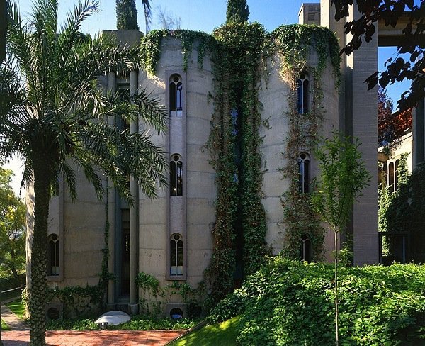 Antiga fábrica de cimento é transformada em "castelo verde"