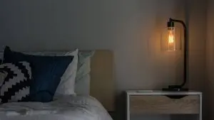 Quarto com cama e mesa de canto