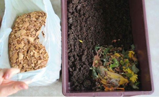 O material seco garante equilíbrio e ambiente agradável para as minhocas