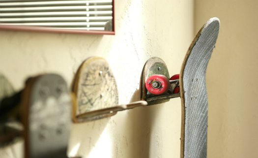 Use seus skates antigos como apoios para seu skate atual