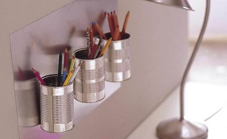 Latas de metal se transformam em úteis porta-lápis