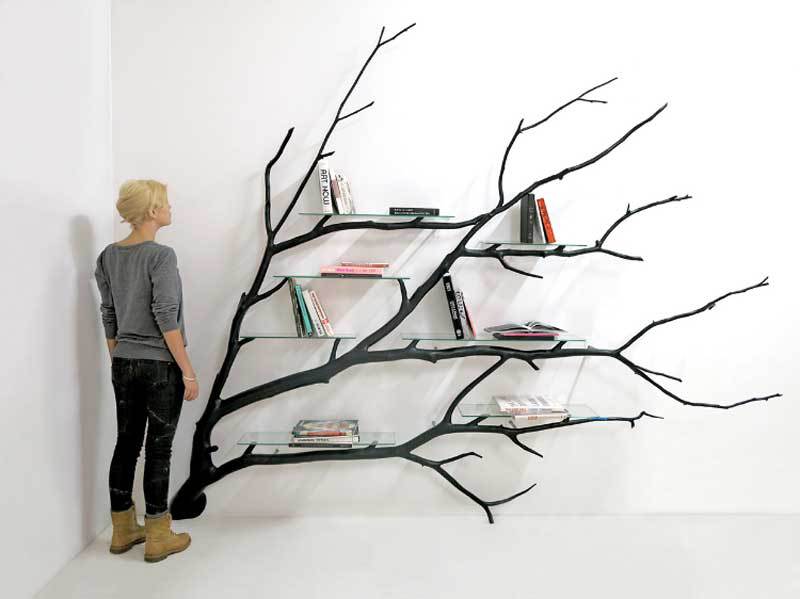 Galho de árvore caído se transforma em linda estante para livros