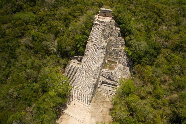 As ruínas da pirâmide Ixmoja, em Coba, no México