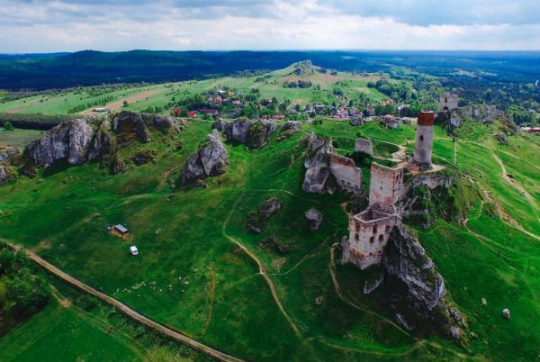 As ruínas do castelo Olsztyn, na Polônia