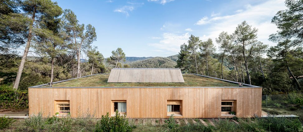 Casa nas montanhas tem telhado verde e ventilação cruzada