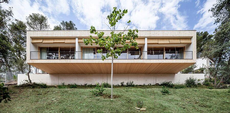 Casa nas montanhas tem telhado verde e ventilação cruzada