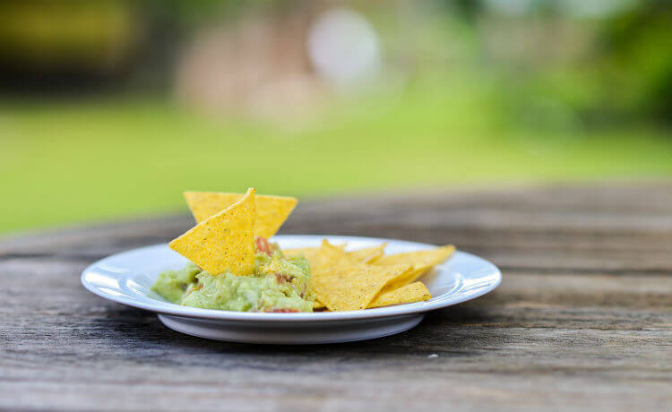 Receita de guacamole inclui abacate e chia, dois ingredientes repletos de benefícios à saúde