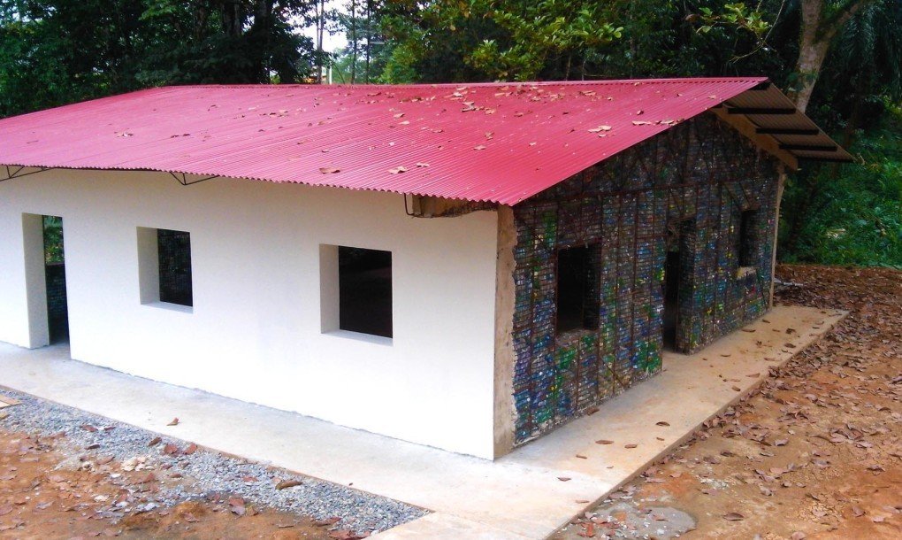 casas feitas a partir de garrafas plásticas
