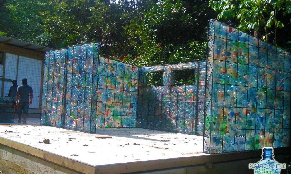 casas feitas a partir de garrafas plásticas